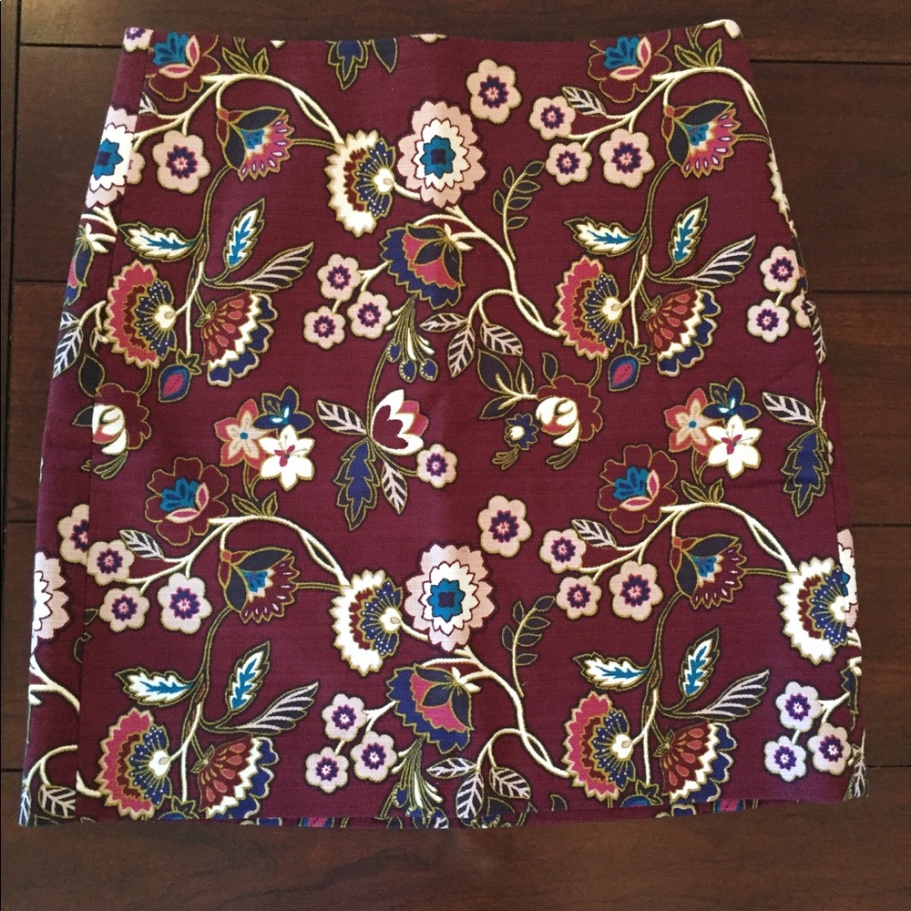 Patterned knee length pencil skirt